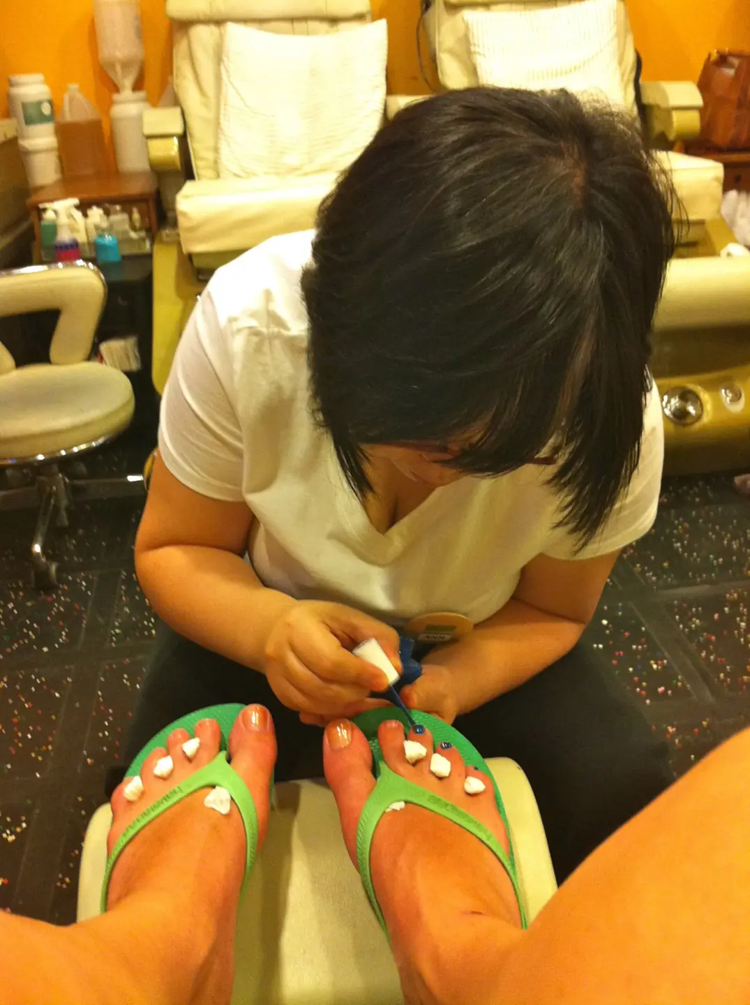 Detalle de pedicura profesional en salón