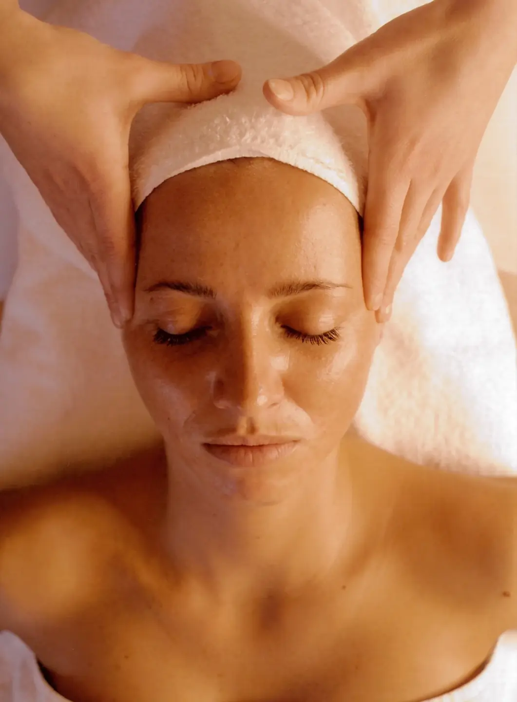 Equipo profesional aplicando un tratamiento facial